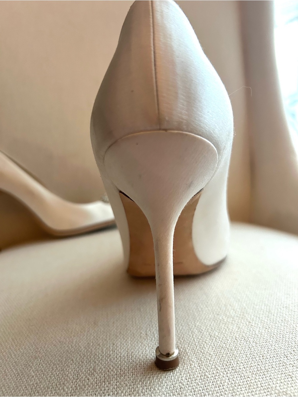 Manolo Blahnik Ivory Satin Pointed Toe Pumps with Crystal Buckle Accent 39.5 - Picture 5 of 11